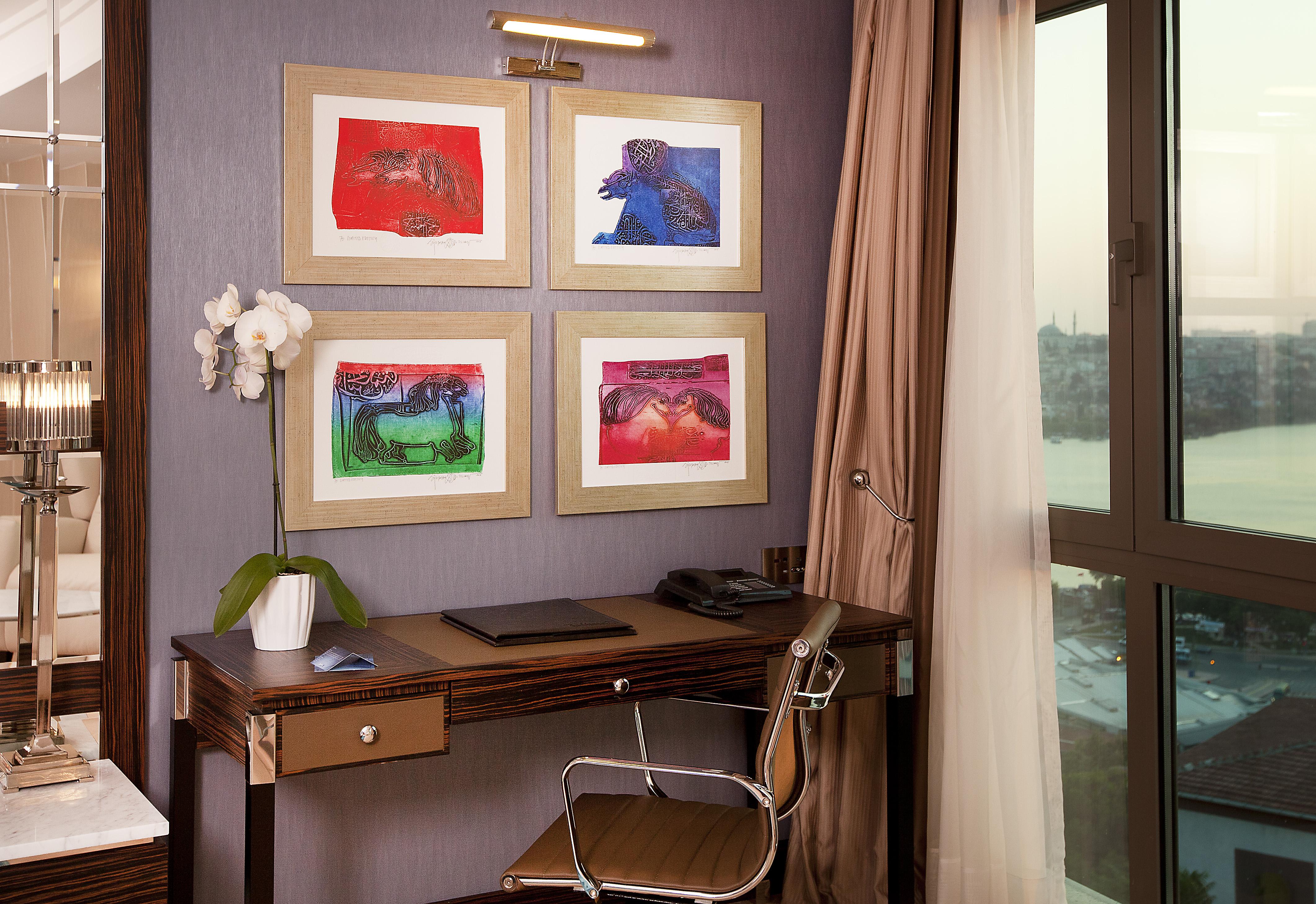 Radisson Blu Hotel Istanbul Pera Ngoại thất bức ảnh A picture light above a desk