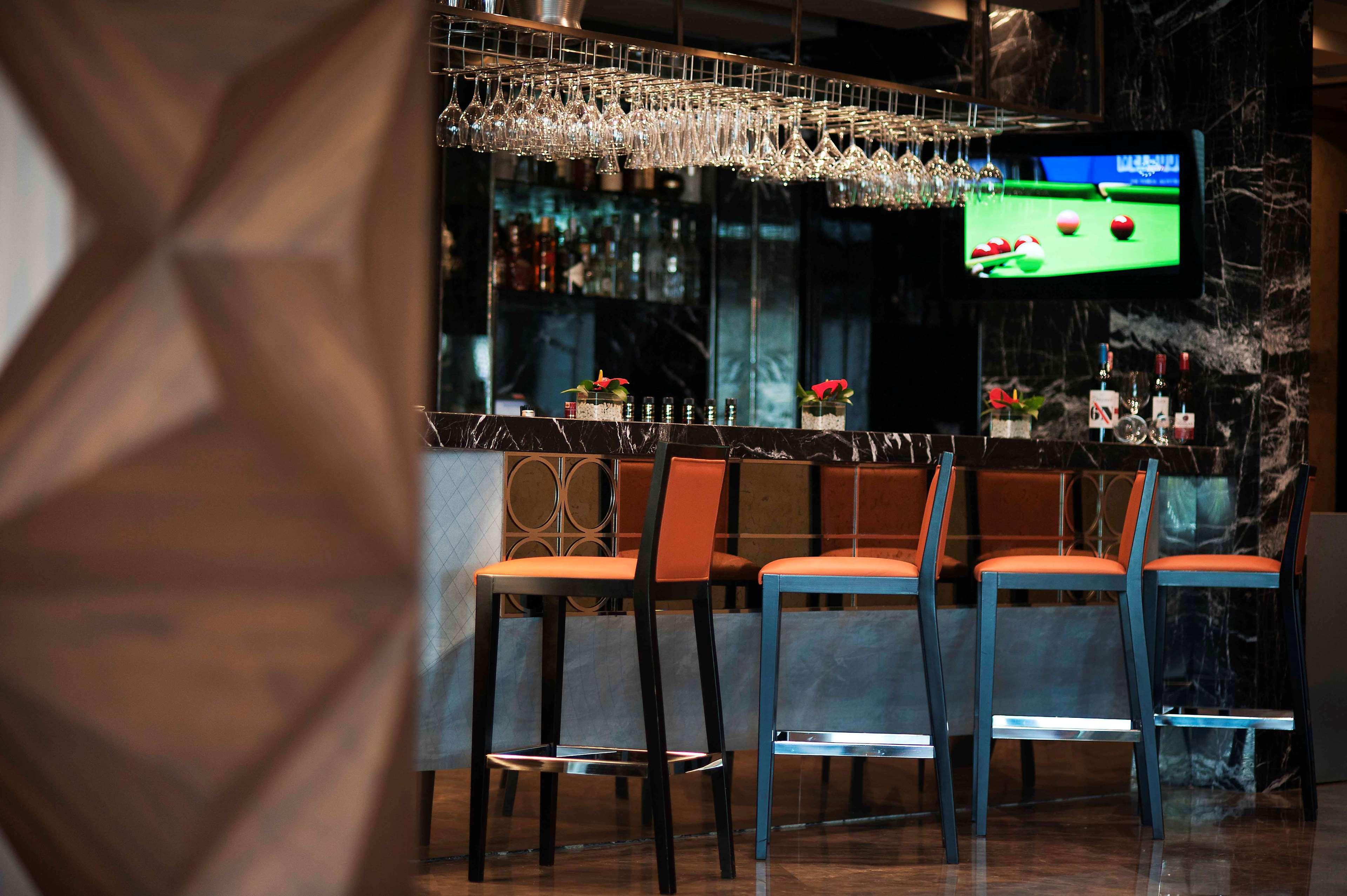 Radisson Blu Hotel Istanbul Pera Ngoại thất bức ảnh The bar at the hotel