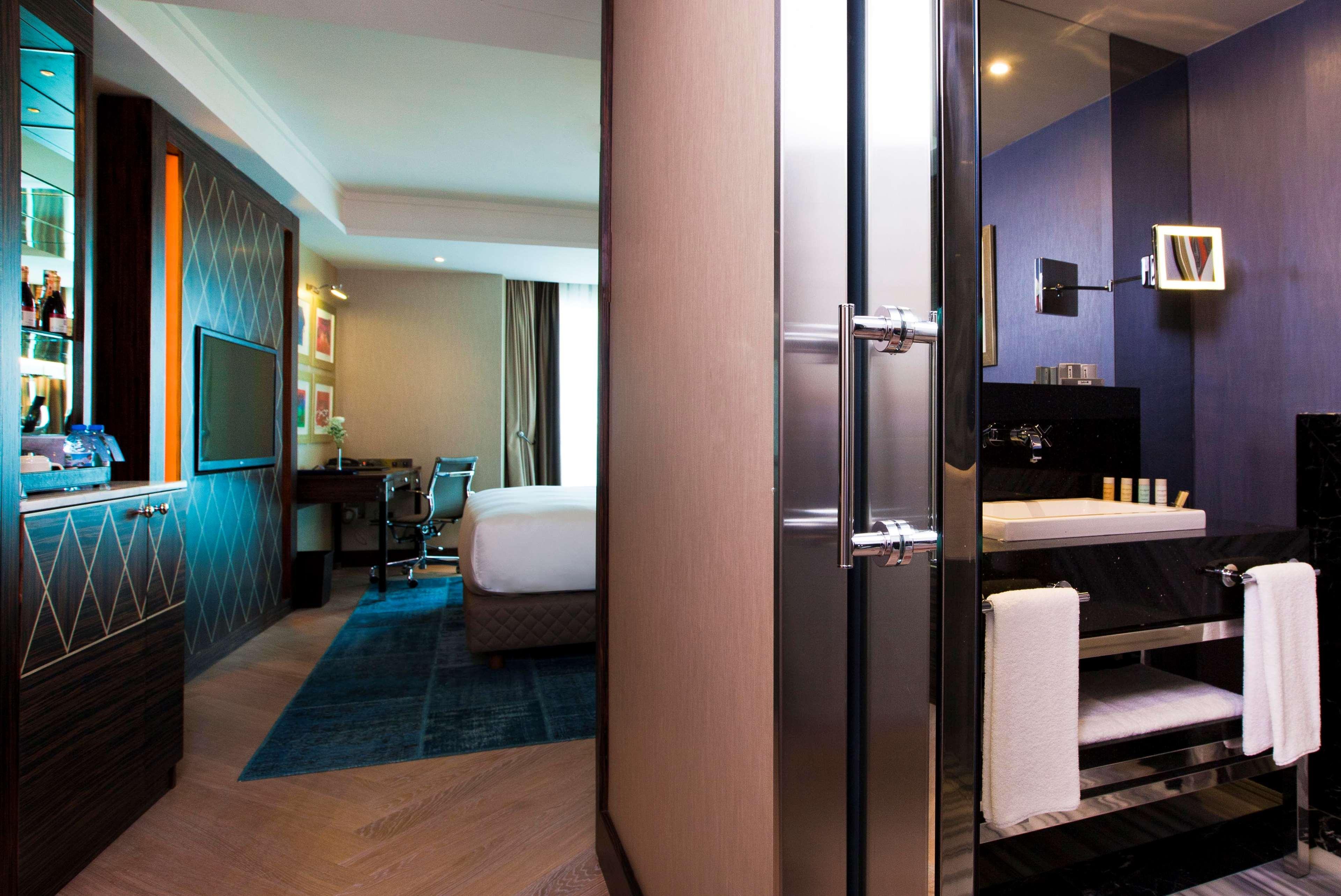 Radisson Blu Hotel Istanbul Pera Ngoại thất bức ảnh A room at the hotel
