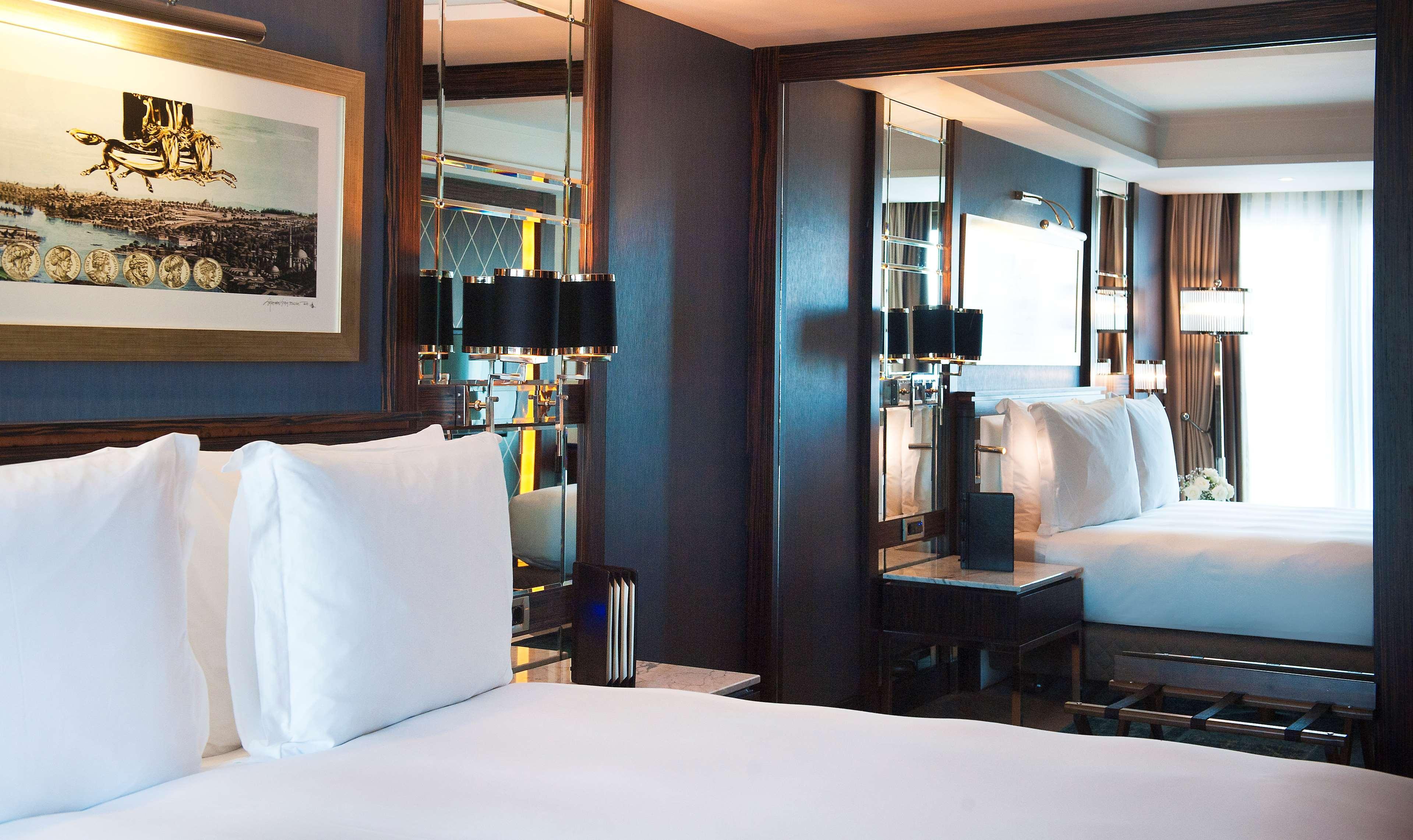 Radisson Blu Hotel Istanbul Pera Ngoại thất bức ảnh A bedroom at the hotel