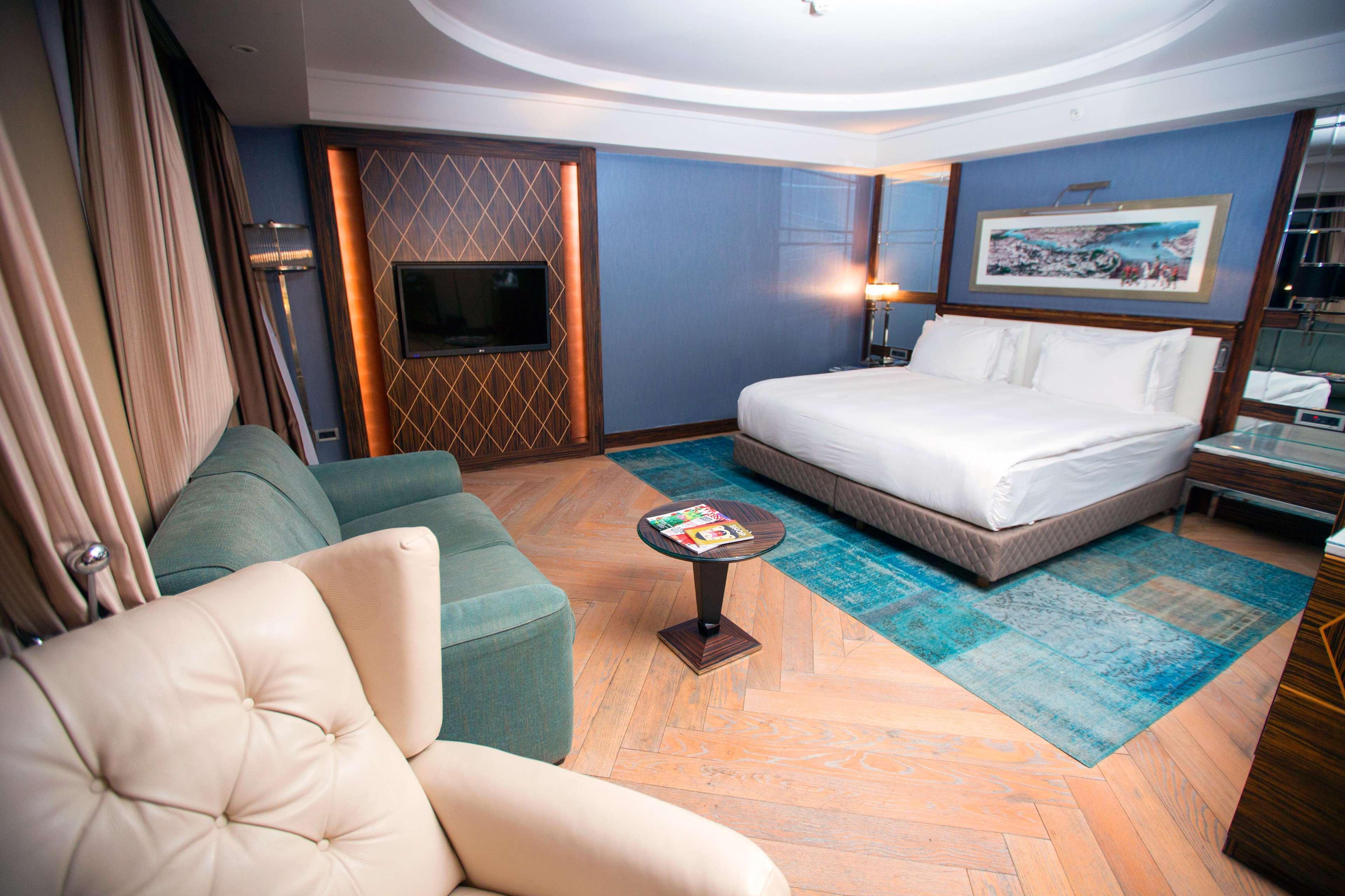 Radisson Blu Hotel Istanbul Pera Ngoại thất bức ảnh A room at the hotel