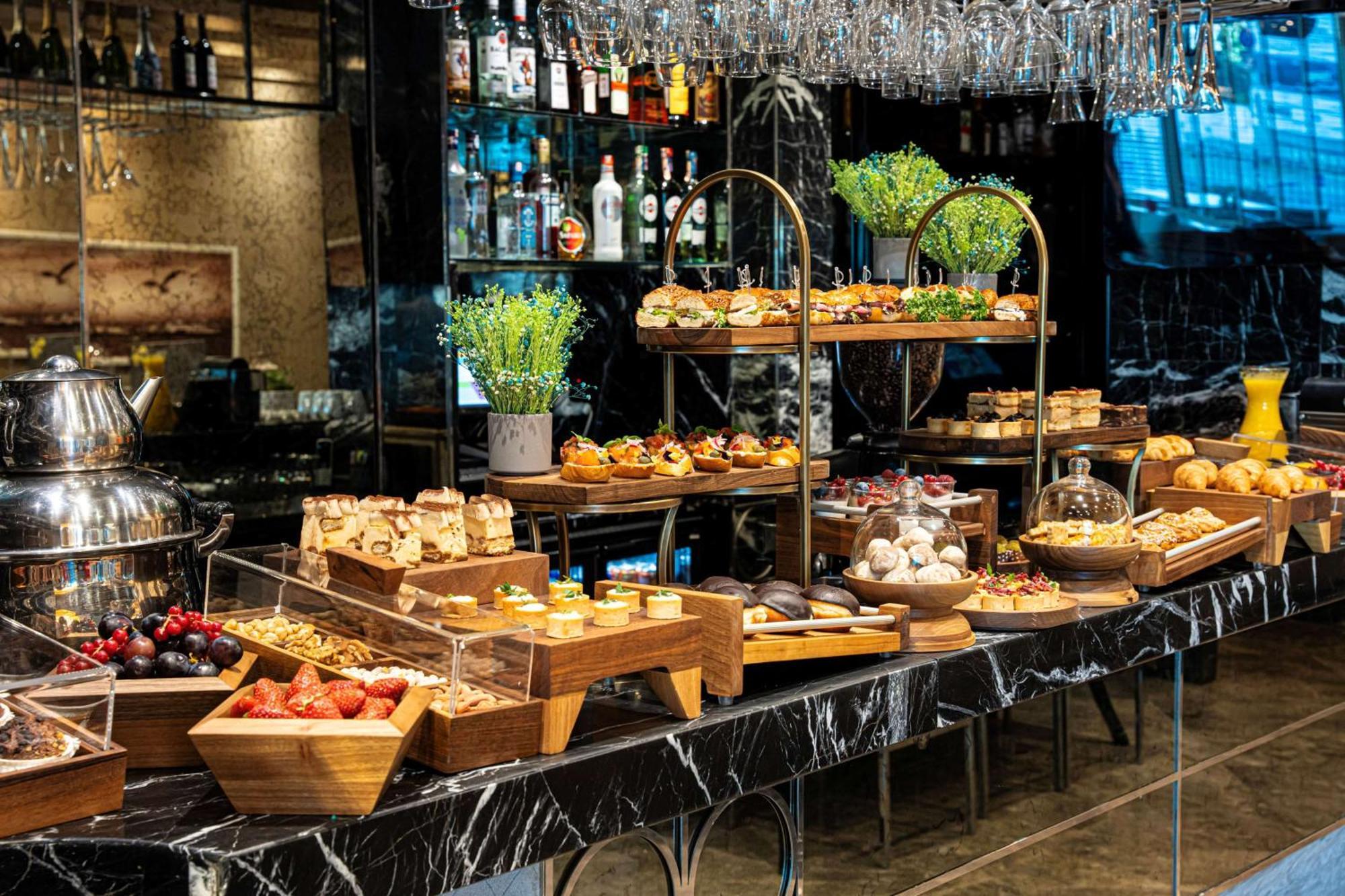 Radisson Blu Hotel Istanbul Pera Ngoại thất bức ảnh A buffet at a restaurant