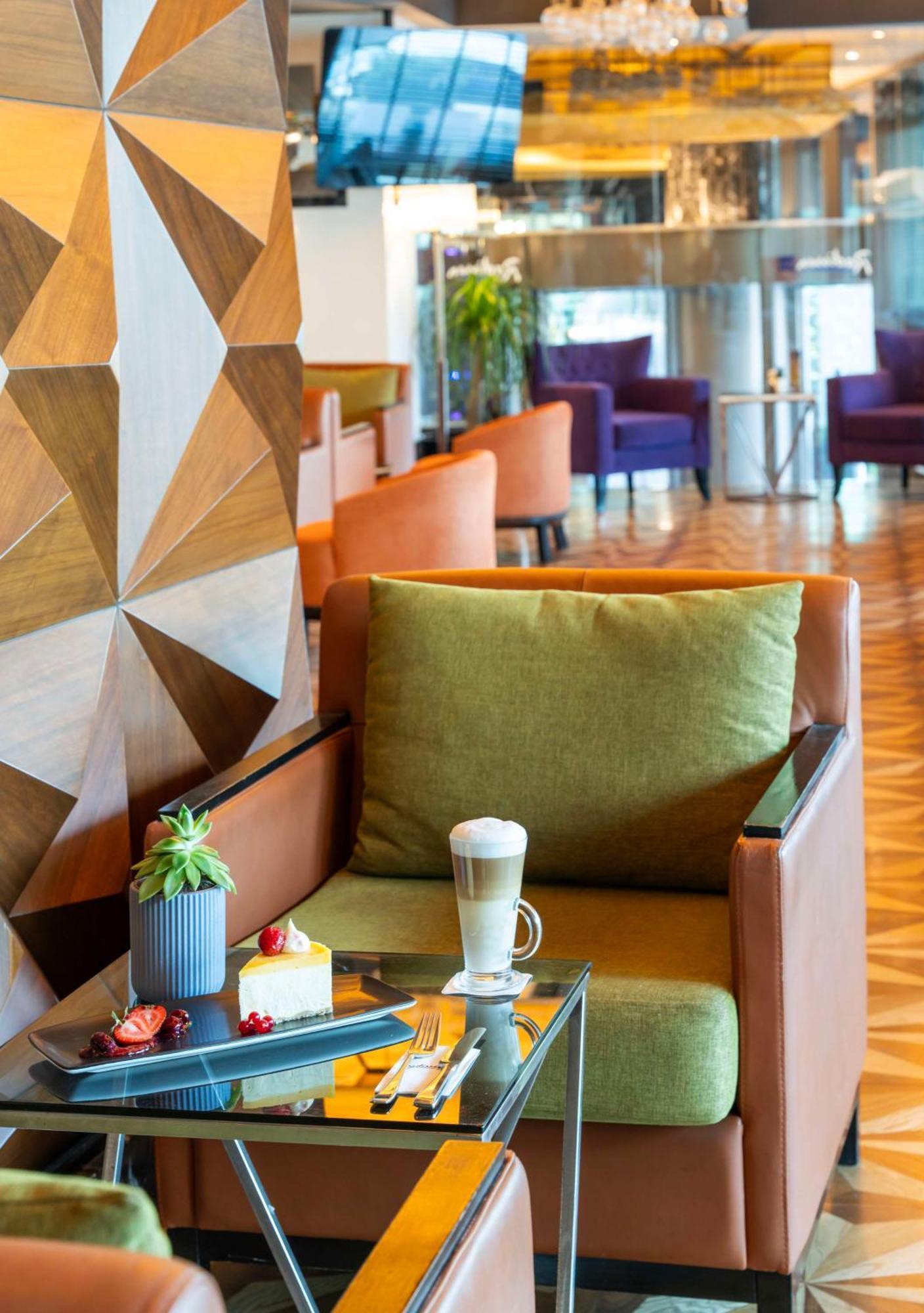 Radisson Blu Hotel Istanbul Pera Ngoại thất bức ảnh The lounge at the airport