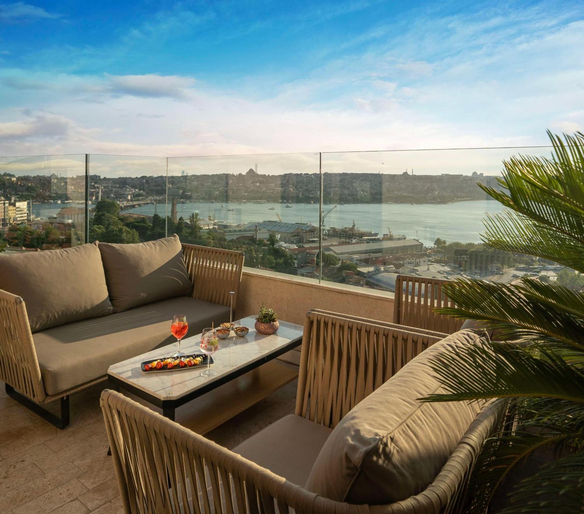 Radisson Blu Hotel Istanbul Pera Ngoại thất bức ảnh View from the hotel